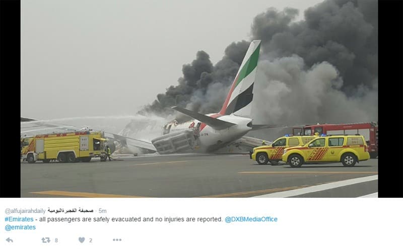 Les pompiers en plein travail pour éteindre l'incendie qui a ravagé le Boeing 777 d'Emirates après l'incident survenu à l'atterrissage sur la piste de l'aéroport de Dubai.