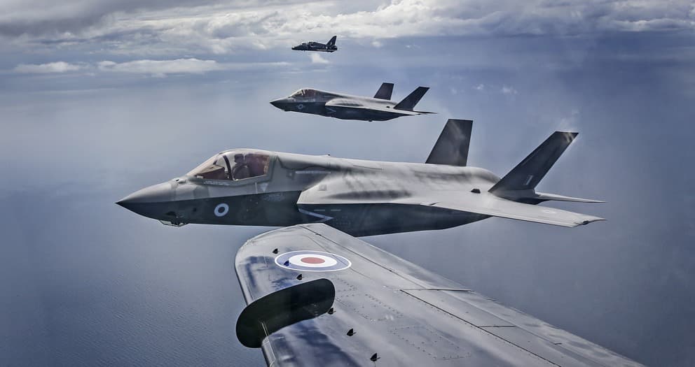 Les F-35B escortés par des Hawk de la RAF