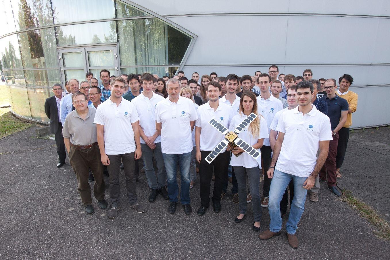 L’équipe du projet Eye-sat (nanosatellite 3U d’astronomie réalisé par des étudiants du projet Janus), au Centre spatial toulousain, en 2014