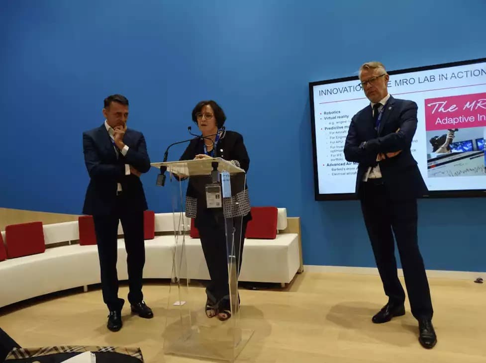 De gauche à droite : Ton Dortmans, directeur général de KLM E&M, Anne Brachet, directrice général d'AFI KLM E&M et Géry Mortreux, directeur général d'Air France Industries.