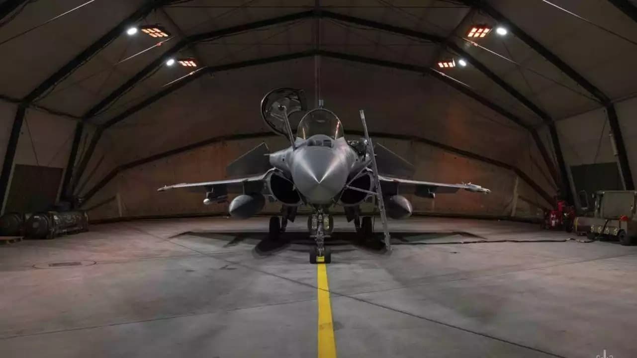 Rafale B d'alerte en Lituanie équipé d'un missile air-air MICA IR en bout d'aile et MICA EM sous l'aile tribord (décembre 2024).