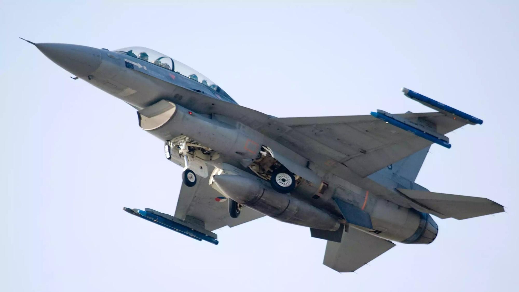 F-16BM Fighting Falcon hollandais en train de décoller pour une mission d'entrainement.