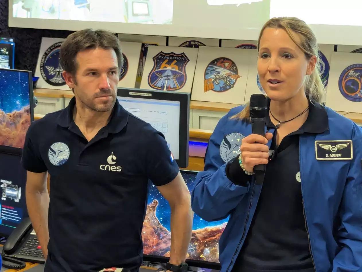 Sophie Adenot aux côtés de Rémi Canton, le chef de projet de la mission Epsilon, le 24 novembre 2025 à l’occasion de la présentation à la presse des expériences scientifiques françaises.