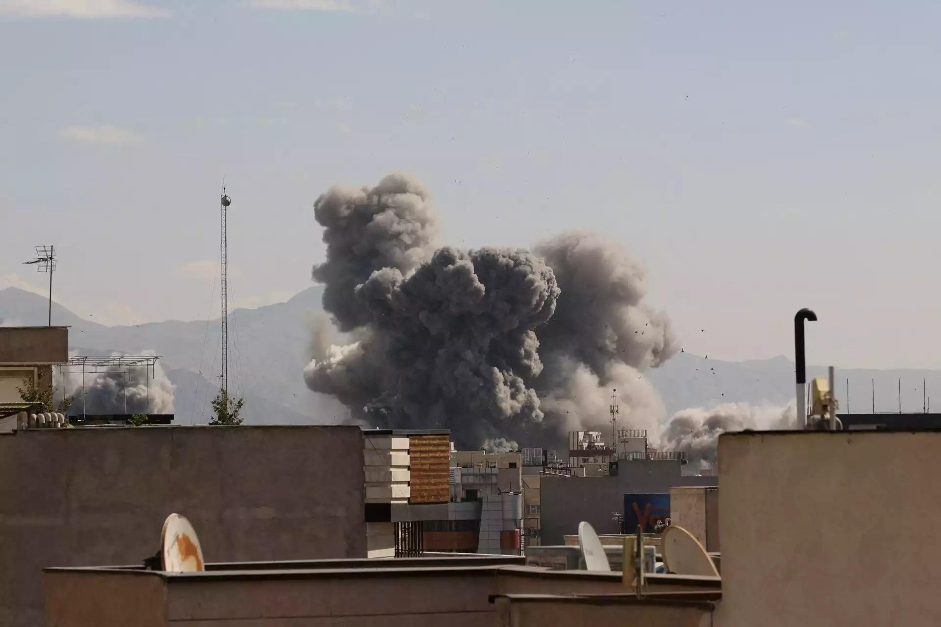 Les frappes sur Téhéran se poursuivent le 1er mars, après l'attaque israélo-américaine déclenchée la veille contre l'Iran.