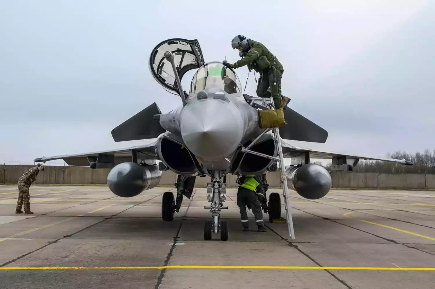 Descente du cockpit du Rafale B (F4.1) sur la base aérienne de Šiauliai (Lituanie) après un vol depuis la BA 113 de Saint-Dizier (28 mars 2026).