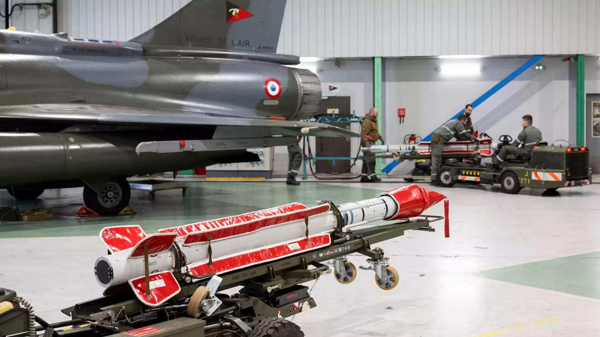 Chargement de missiles air-air Mica IR sous un Mirage 2000D RMV (9 février 2026).