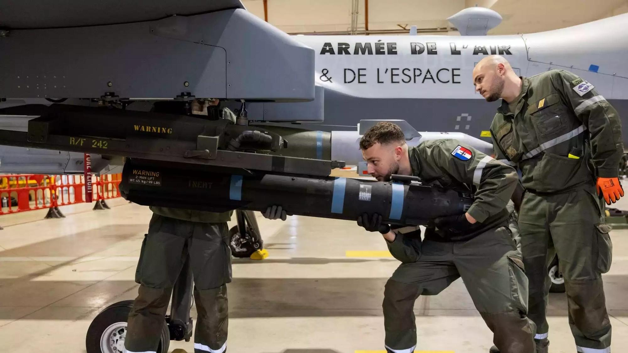 Armement d'un drone MQ-9A Reaper de l'AAE d'un missile AGM-114 Hellfire II (21 janvier 2026).