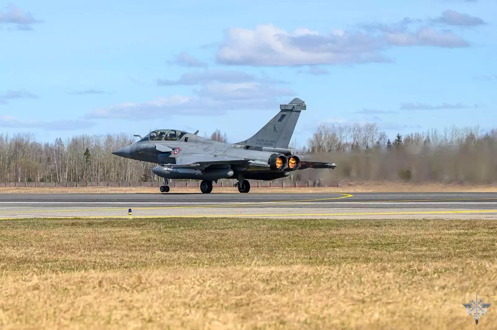 Premier décolllage d'alerte pour les Rafale B de la 4ème EC dans le cadre de la mission Baltic Air Policing (8 avril 2026).