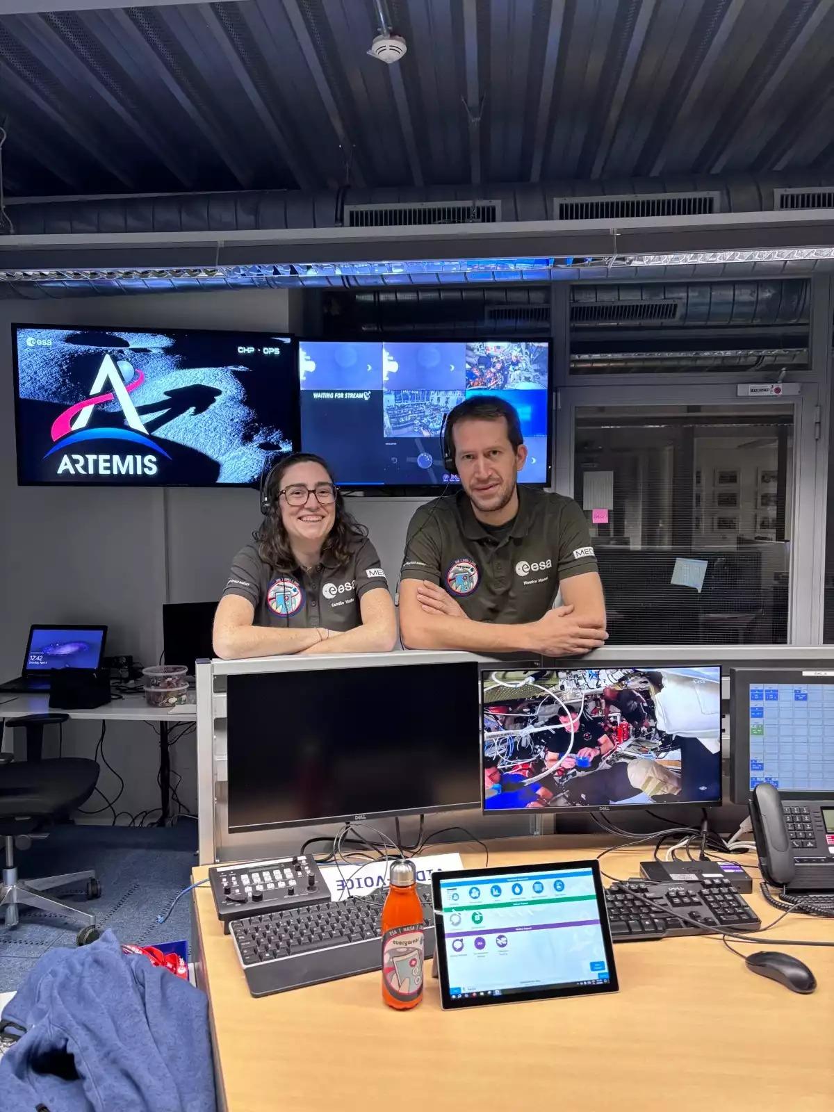 À la console de contrôle, Maurice Marnat et sa collègue Camille Vialle.