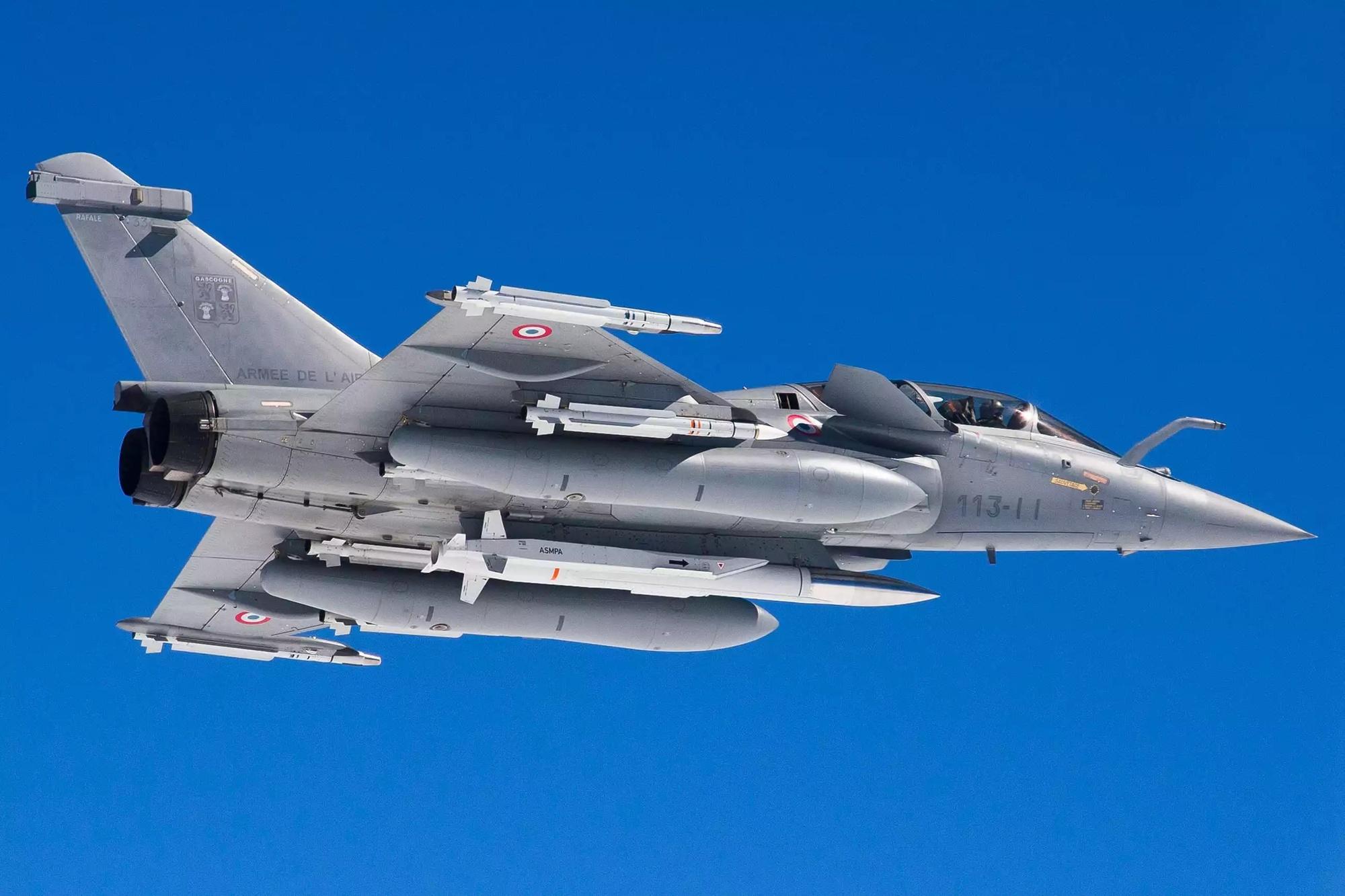 Rafale B du EC 1/4 Gascogne équipé d'un missile air-sol stratégique ASMP-A, de deux MICA IR et deux MICA EM.