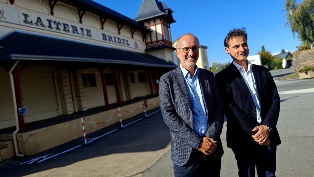 À gauche, Jean-Marc Bernier, directeur général de Lactalis France, aux côtés de Fabien Choiseau, directeur des approvisionnements Laitier France.