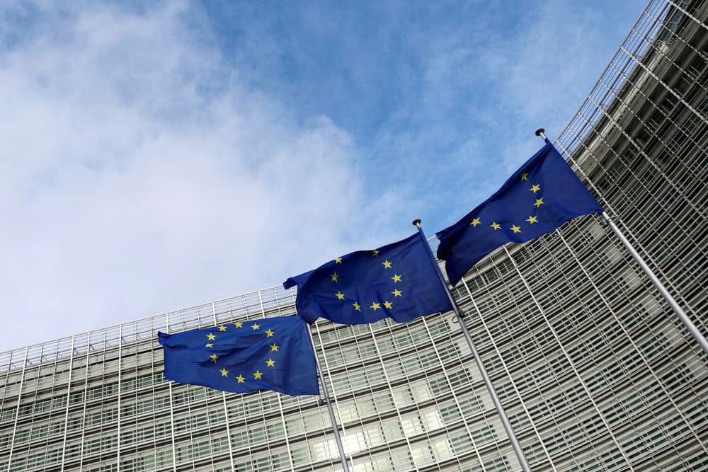 Des drapeaux de l'Union européenne flottent devant la Commission européenne à Bruxelles, en Belgique. /Photo prise le 8 novembre 2023/REUTERS/Yves Herman/Photo d'archives - Des drapeaux de l'Union européenne flottent devant la Commission européenne à...