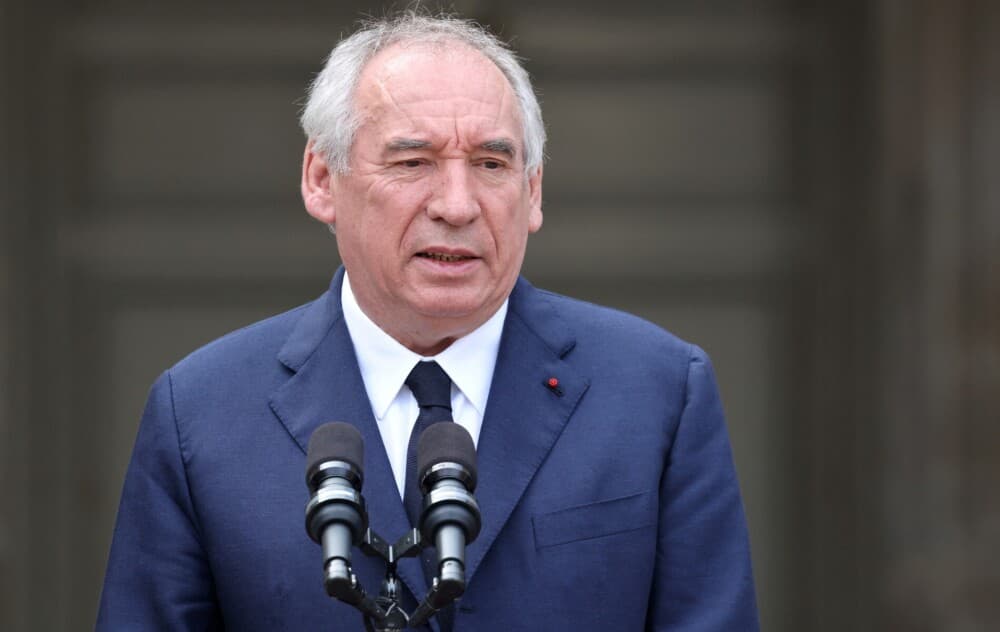 François Bayrou lors de la passation de pouvoir avec Sébastien Lecornu le 10 septembre 2025.