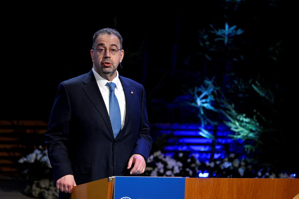 Daron Acemoglu, prix Nobel d'économie en 2024, signe un appel à fixer des lignes rouges pour l'IA aux côtés d'autres chercheurs et chercheures de renom.