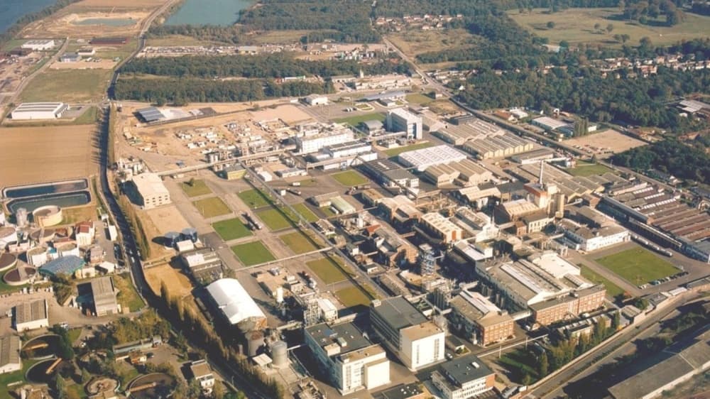 L'usine BASF de Saint-Aubin-lès-Elbeuf (Seine-Maritime) produit un insecticide pour l'export. Elle pourrait être concernée par la redevance sur les PFAS si le TFA était intégré à l'assiette de la taxe.