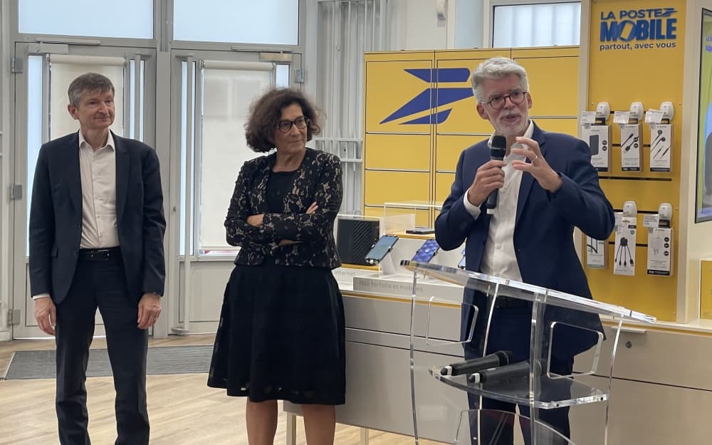 Benoît Torloting, le DG de Bouygues Telecom, Nathalie Collin, la DG Grand public numérique de La Poste, et Julien Tétu, le PDG de La Poste Mobile.