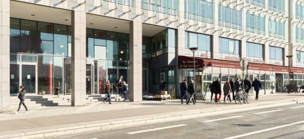 Le France est un immeuble de bureaux situé à Paris.