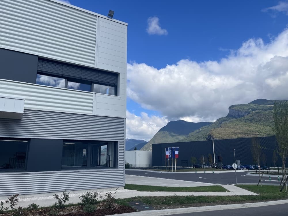 Alors que le secteur du transport de marchandises demeure au ralenti, DB Schenker inaugurait ce jeudi un nouvel entrepôt en Isère, qui doit lui permettre de gagner encore quelques parts de marché sur le bassin grenoblois, fief de l'industrie et des...