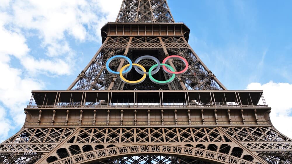 Anneaux olympiques sur la tour Eiffel, Paris 2024
