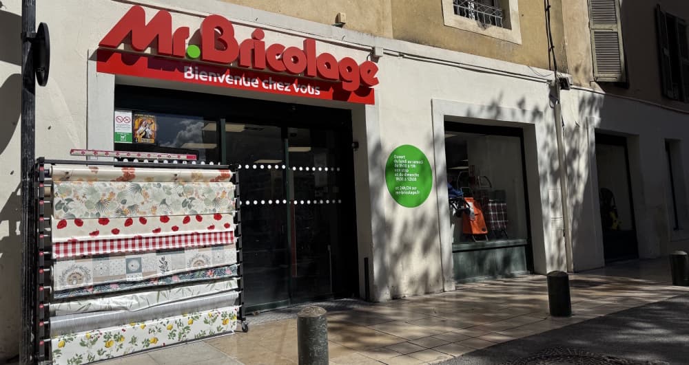 Mr Bricolage a ouvert en mars 2025 un magasin en centre-ville de Nîmes.