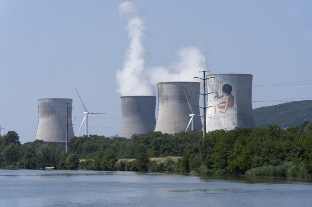 Selon EDF, les réacteurs n° 2 de Golfech (Tarn-et-Garonne), n° 3 de Bugey (Ain) et n° 2 de Chooz (Ardennes) sont actuellement à l'arrêt.
