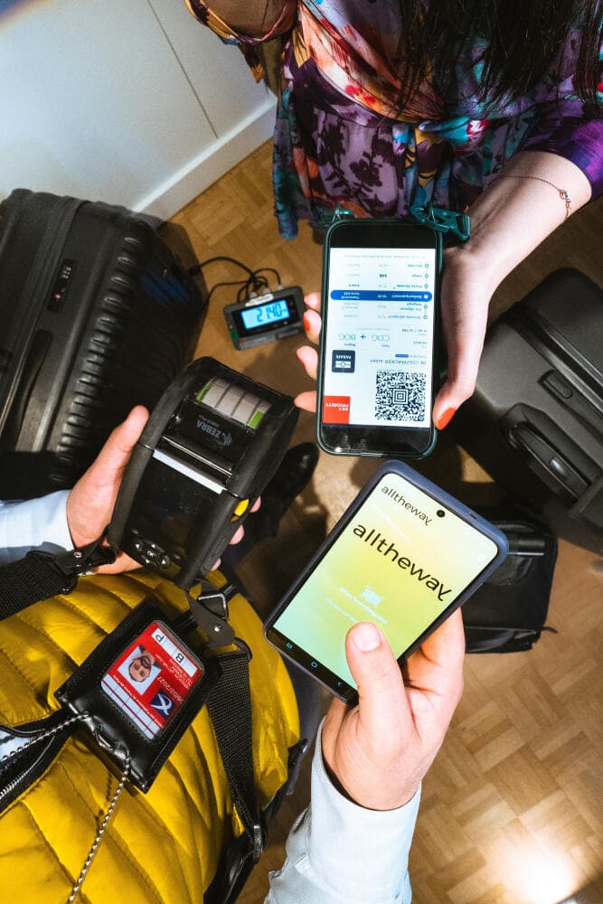 Des utilisateurs scannent leurs bagages avant leur départ.