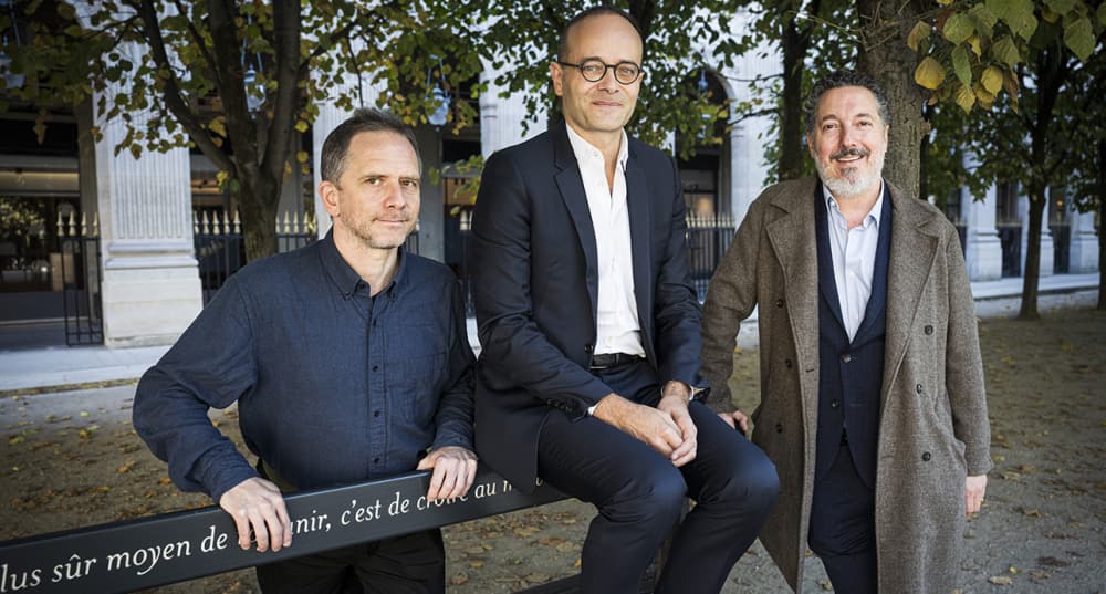 Guillaume Gallienne, Mathieu Laine et Karol Beffa posent dans les jardins du Palais Royal à Paris le 2 octobre, à l'occasion de la sortie du conte musical « Le roi qui tombait amoureux » auquel ils ont tous les trois contribué.