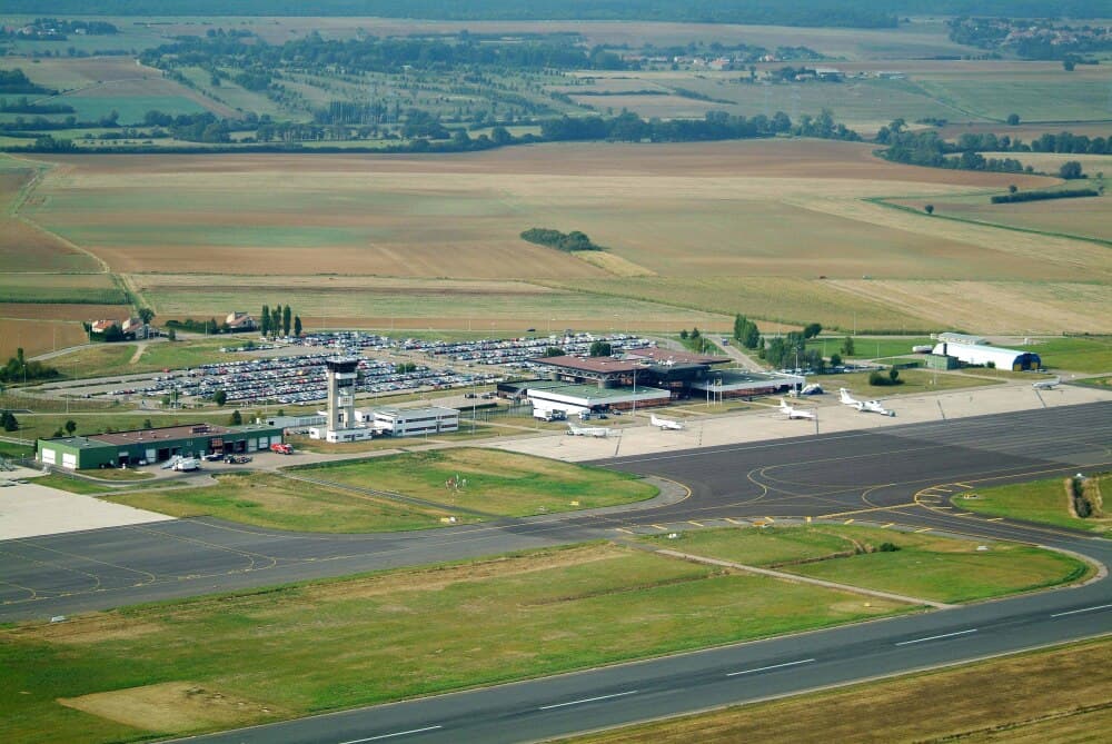 L'aéroport de Metz-Nancy-Lorraine dispose d'une piste de trois kilomètres. il n'accueille plus qu'on opérateur sur vols réguliers, Air Algérie.