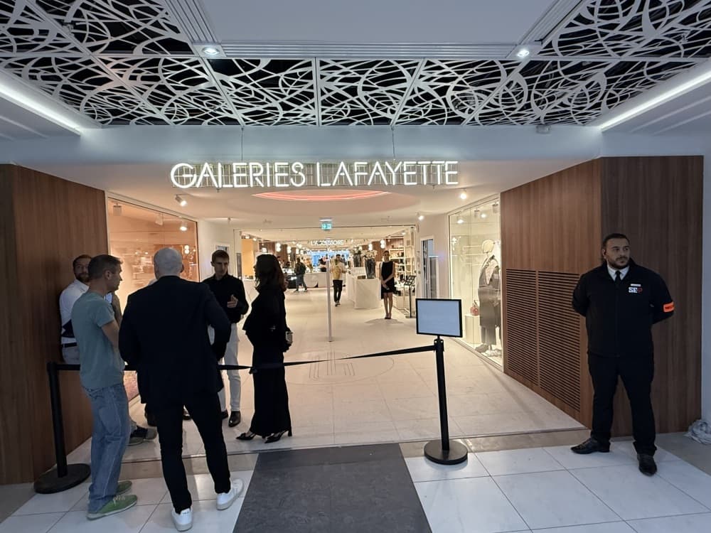 La Société des Grands Magasins (SGM) avait annoncé que l'enseigne d'ultra fast fashion Shein ouvrirait des corners dans le célèbre Bazar de l'Hôtel de Ville (Paris) ainsi que dans cinq magasins Galeries Lafayette en régions.