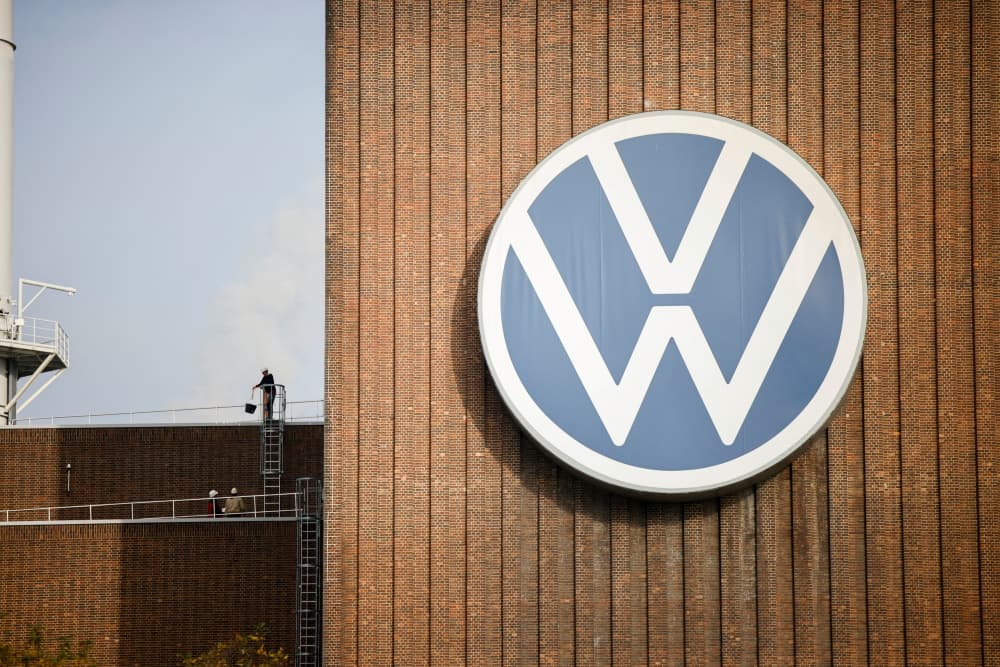 Le Logo de Volkswagen affiché sur le siège du groupe à Wolfsburg en Allemagne.