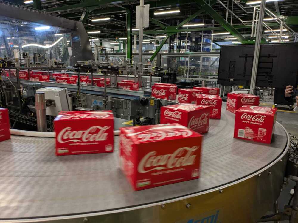 Une des lignes d'embouteillages de canettes en aluminium à CCEP Socx.
