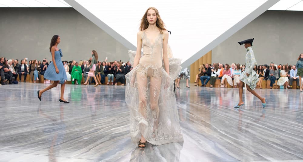 Dévoilée le 1er octobre au Jardin des Tuileries à Paris, la collection Dior de Jonathan Anderson explore le langage de la Maison à travers une relecture empathique de son héritage.