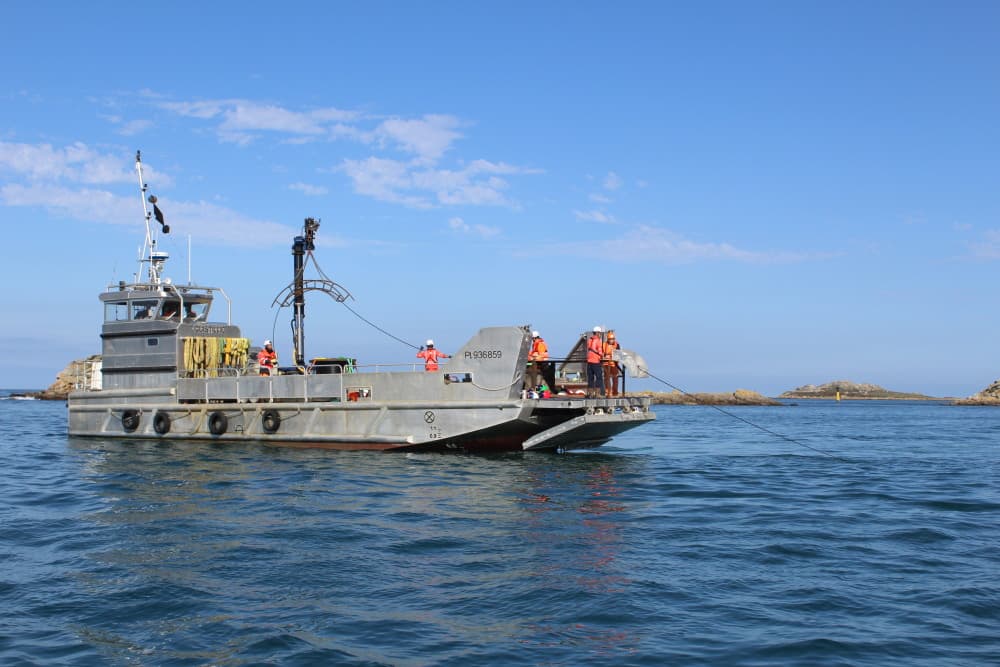 Pour déployer un câble sous-marin de fibre optique reliant l'île de Batz au continent, l'opérateur Axione s'est attaché les services et les barges de Tetis, spécialistes des travaux sous-marins.