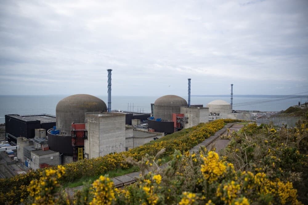 En amont du lancement à la rentrée 2026 du "Passeport nucléaire" en Bretagne, des élèves du lycée Coëtlogon de Rennes ont visité l'an passé l'EPR de Flamanville avec des cadres d'EDF.