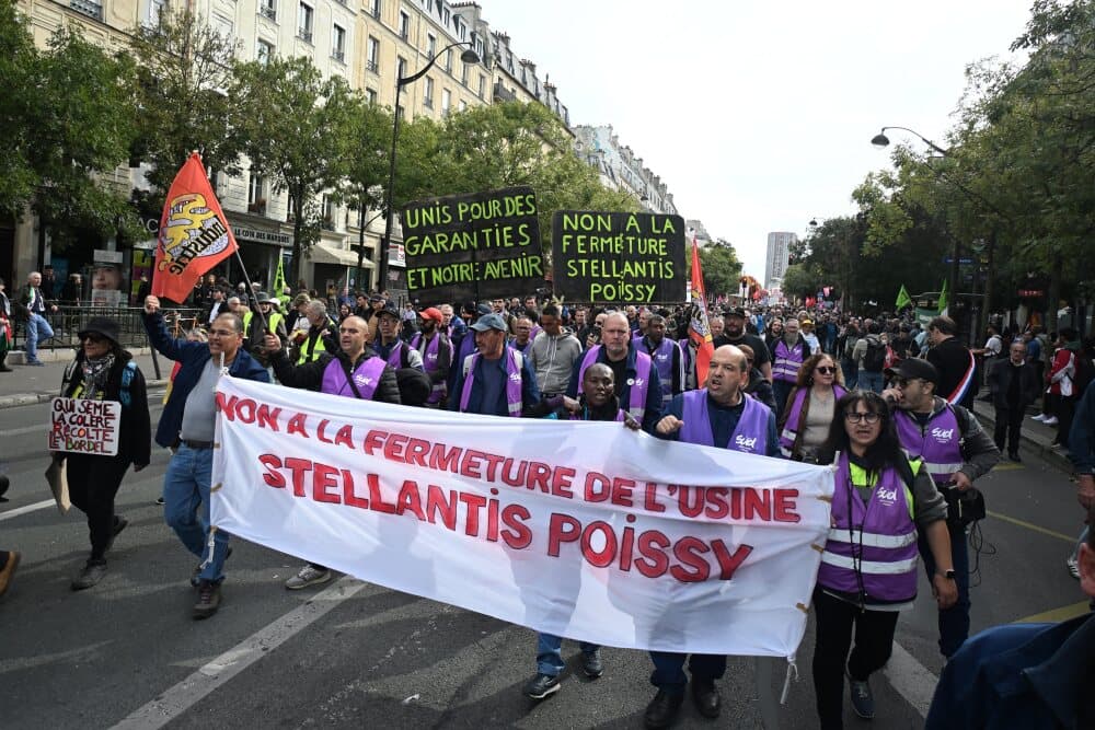 Bruno Levesque / IP3 Paris France 02 Octobre 2025 Manifestation intersyndicale contre les mesures budgetaires Ouvriers et salariers de Stellantis contre la fermeture de l usine de Poissy ECONOMIE, SOCIAL PROTESTATION MANIFESTATION ILLUSTRATION NEWS...