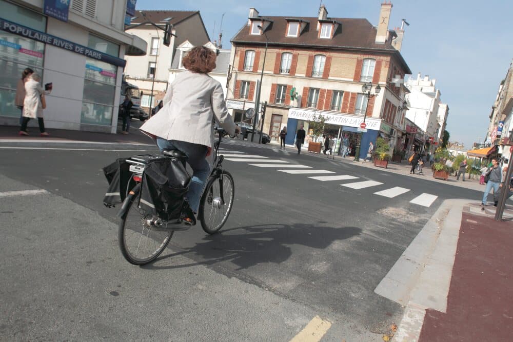 © Bruno LEVESQUE / IP3 .Bourg la Reine france 21 Septembre 2013 Semaine europeenne de la mobilite bougez autrement Une femme circule a velo electrique (MaxPPP TagID: maxstockworld299325.jpg) [Photo via MaxPPP] - bougez autrement