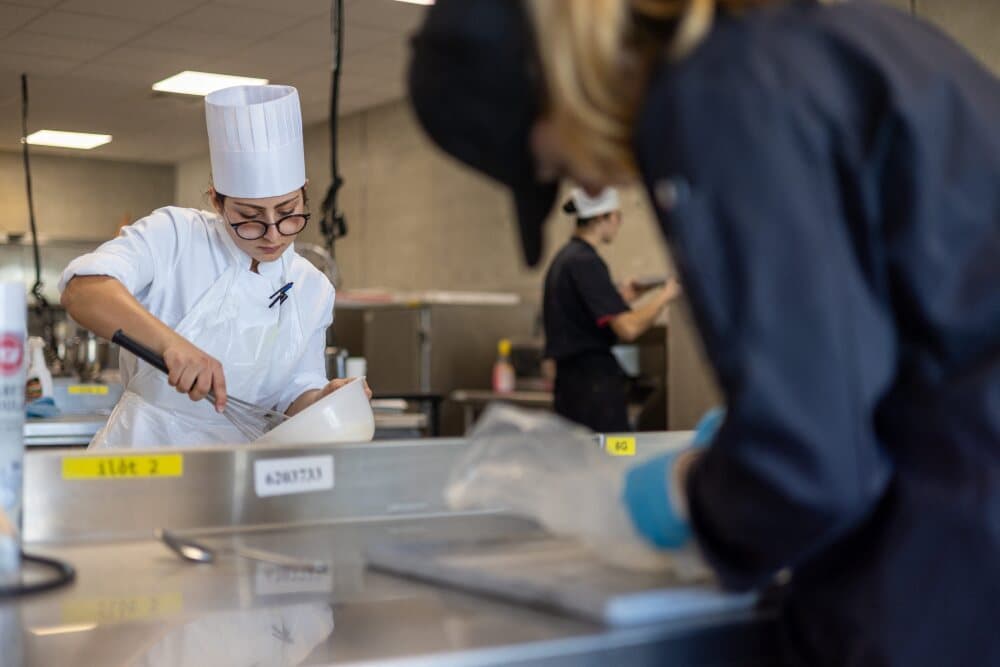 ©PHOTOPQR/VOIX DU NORD/MATTHIEU BOTTE ; 30/09/2025 ; ARRAS 30.09.2025. Concours du meilleur apprenti glacier de France (MAF) au centre de formation des apprentis (CFA). PHOTO MATTHIEU BOTTE / LA VOIX DU NORD (MaxPPP TagID: maxnewsspecialtwo355206.jpg)...