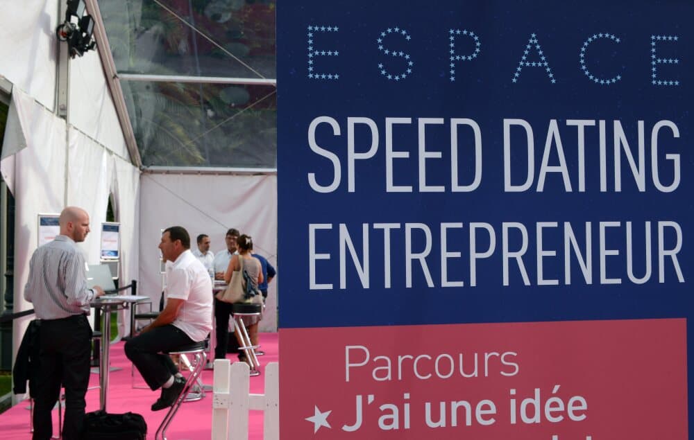 FRANCE OUT "Une nuit pour entreprendre". Rencontre organisée par la chambre de commerce et d'industrie ( CCI) entre personnes ayant un projet d'entreprise et des conseillers, des chefs d'entreprises, des financiers *** FRANCE OUT *** (MaxPPP TagID:...
