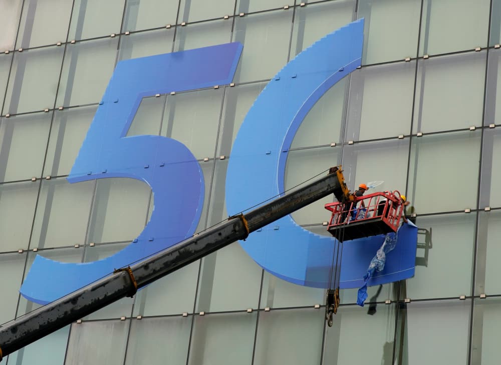 Installation d’un logo 5G en façade à Shanghai en 2019.