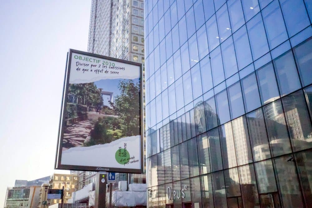 Bruno Levesque / IP3 Puteaux France 11 Janvier 2024 Illustration dans le quartier d?Äôaffaires de Paris la Defense Une affiche objectif 2030 r?©duire d?Äôun tiers l?Äôimpact carbone des b?¢timents ILLUSTRATION, ESPACE PUBLIC, PAYSAGE, NEWS URBANISME...