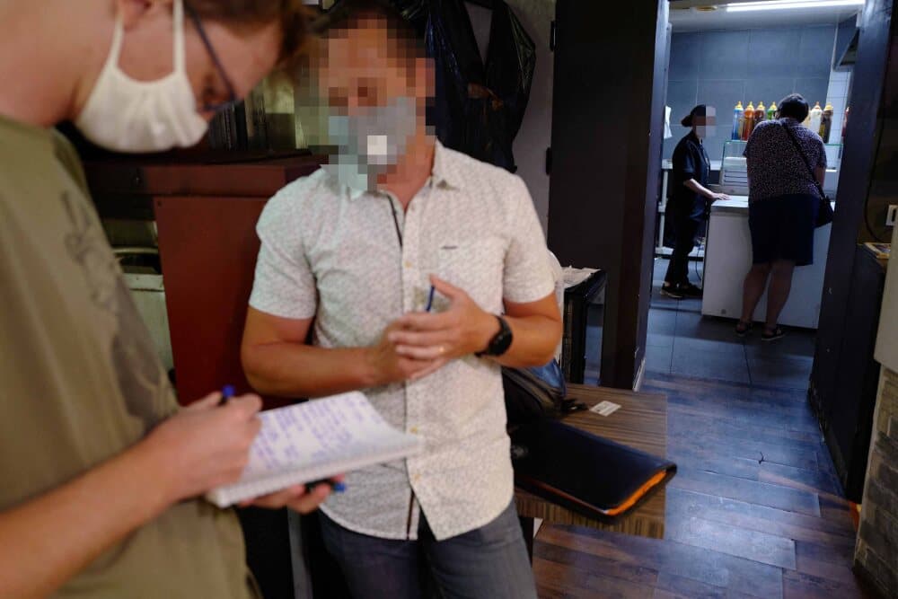 ©PHOTOPQR/LE PROGRES/Philippe TRIAS - 27/07/2021 - Controle de l'Urssaf, Lons-le-Saunier, 27 juillet 2021. -Contrôle des inspecteurs de l'Urssaf dans un restaurants de Lons, à la recherche éventuels fraudes. (MaxPPP TagID: maxnewsworldfive516533.jpg)...