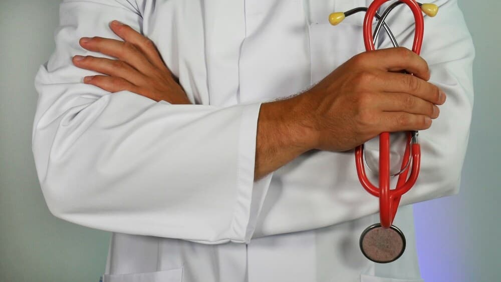 Face à l'épineux sujet des déserts médicaux, un projet de centre de santé associatif se propre d'employer les médecins retraités pour lutter contre la fuite des savoirs et le manque de médecins généralistes et spécialistes.