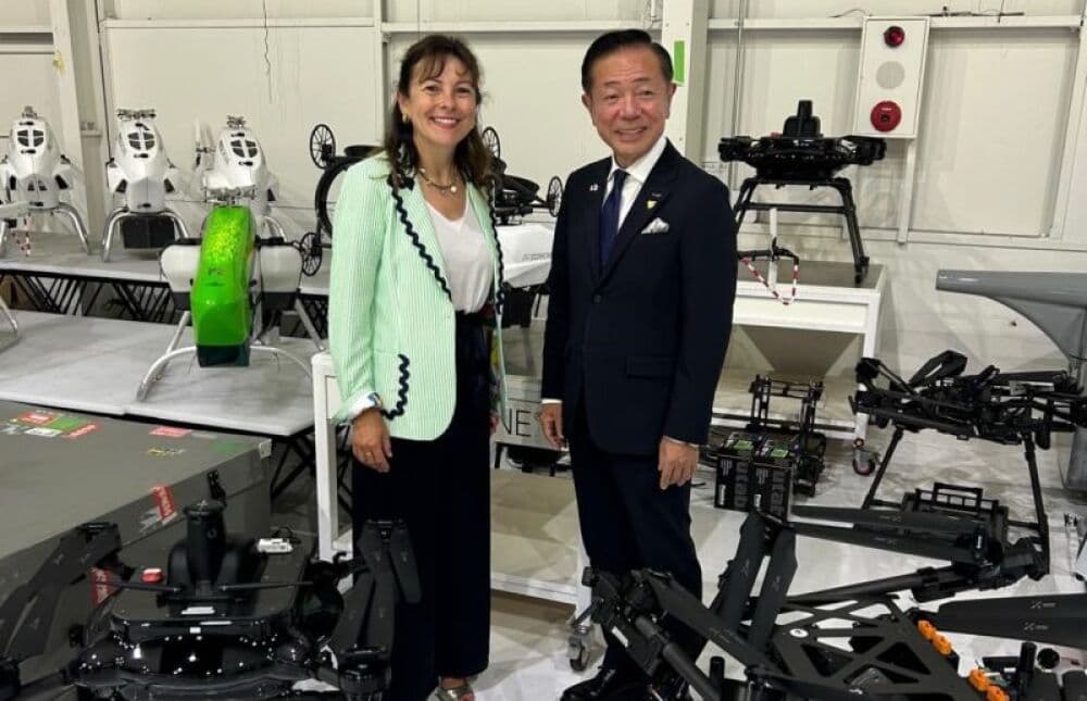 Carole Delga, présidente de la Région Occitanie, avec Shunsuke Toya, CEO de Prodrone.