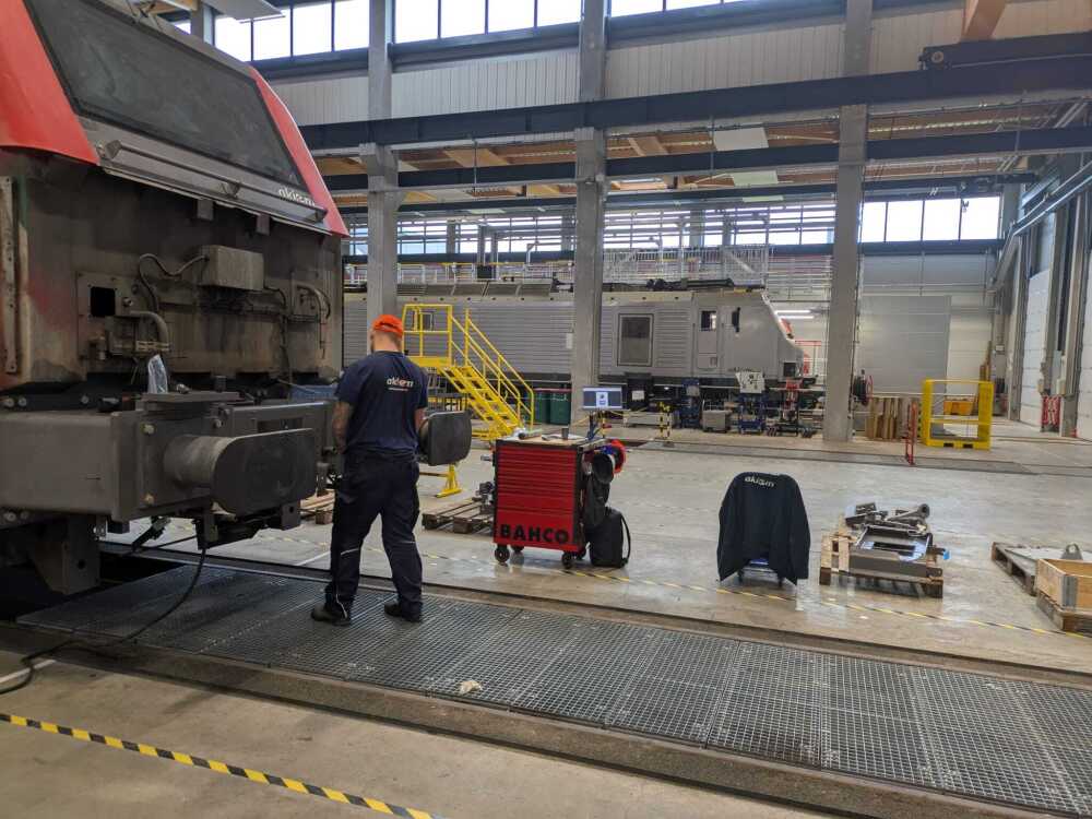 Sur le site d'Akiem à Ostricourt, on peaufine l'efficacité des process de révision des locomotives de fret et on se préparer à bichonner demain celles de passagers.