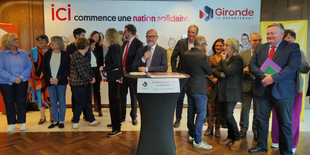 Jean-Luc Gleyze, le président du Département de la Gironde, entouré des élus de sa majorité le 13 octobre 2025.
