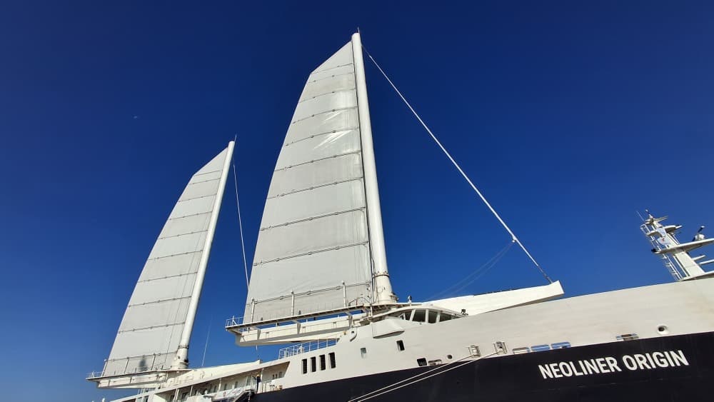 Par un temps superbe, le cargo roulier à voiles Neoliner Origin, imaginé depuis plus de vingt ans par l’équipe nantaise Neoline, a fait escale au port de Nantes (Loire-Atlantique).