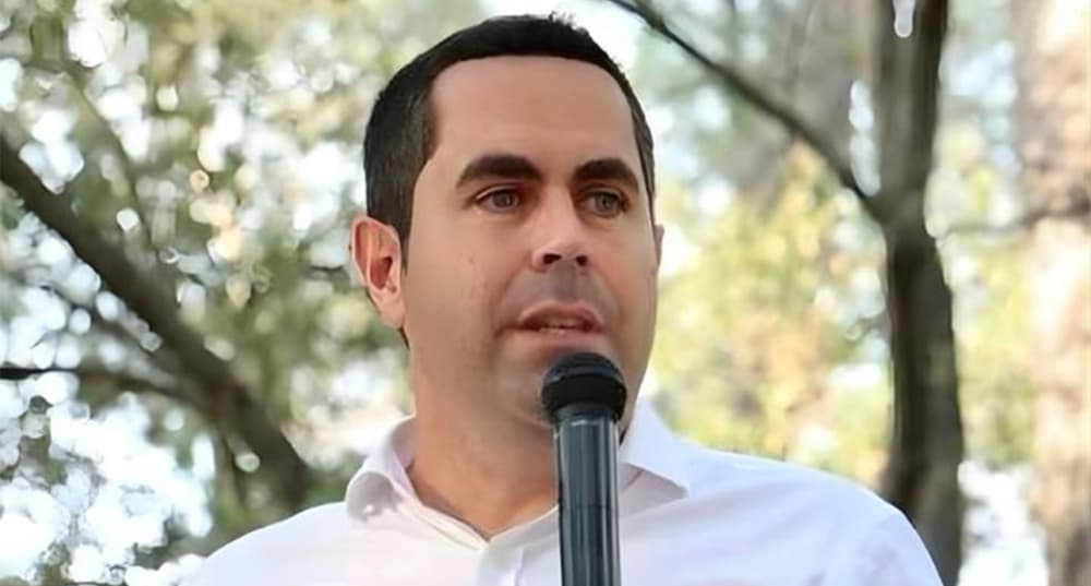 Depuis son élection à la mairie d'Allauch, dans la région Provence-Alpes-Côte-d'Azur, Lionel de Cala s'oppose farouchelent à la loi SRU, qu iimpose aux communes 25% de logements sociaux.