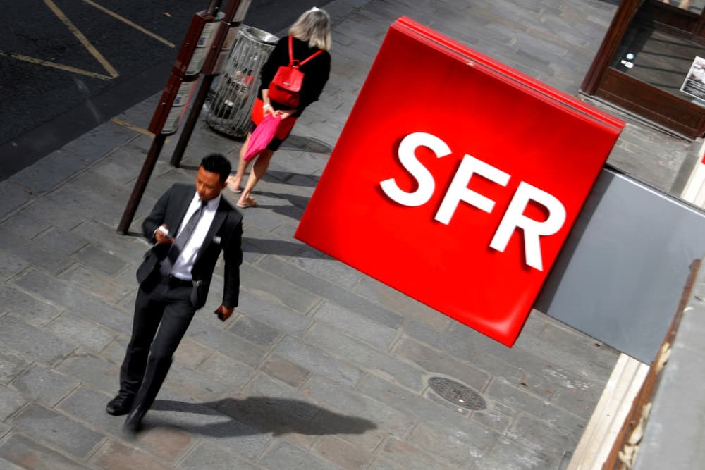 Devant une boutique SFR à Paris.