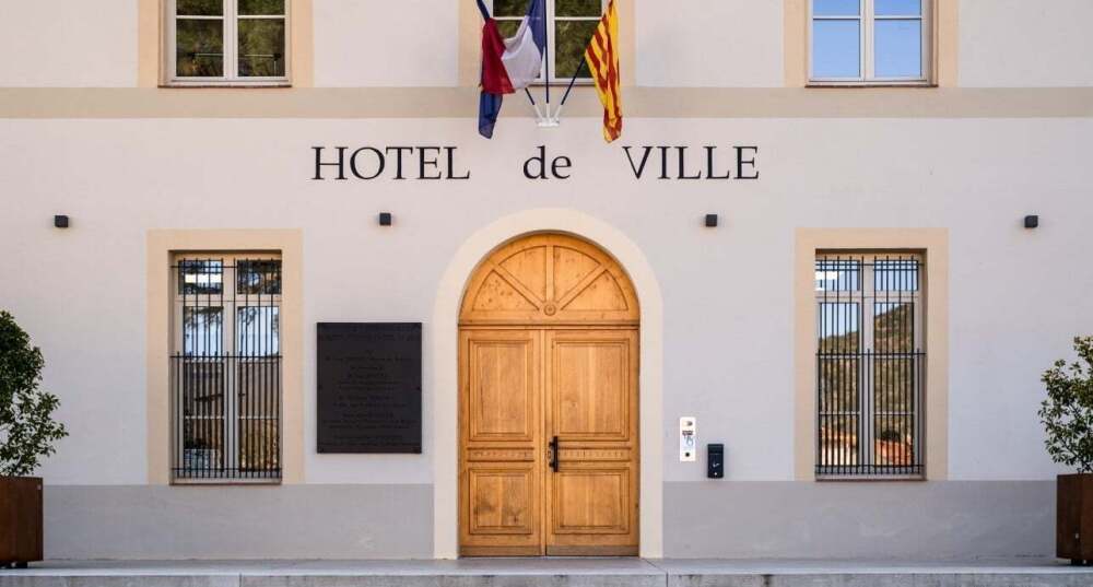 Facade de la Mairie de Prades, dans les Pyrénées-Orientales.