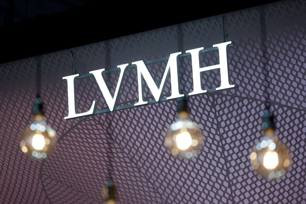 Le logo de LVMH est visible lors de la conférence Viva Technology dédiée à l'innovation et aux startups au parc des expositions de la Porte de Versailles à Paris, France, le 12 juin 2025.